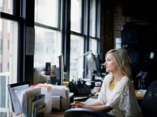 八、在阳台的一角摆放鸟类摆设